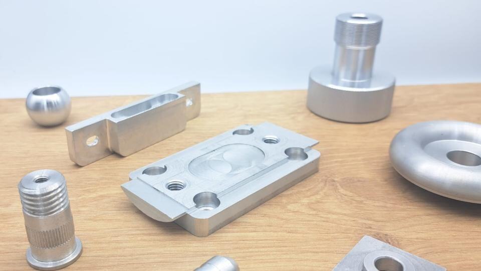 Overzicht van aluminium onderdelen gemaakt met CNC draaiwerk, inclusief zichtwerk voor meubel- en interieurbouw